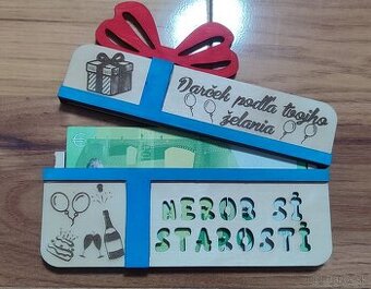 Drevená darčeková karta na peniaze v tvare darčeka starosti