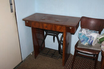 starý šicí stôl.