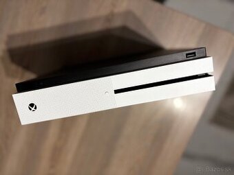 Xbox One S 1TB + 2 ovládače + hra