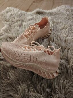 Dámske tenisky, veľkosť 39