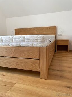 Dubová posteľ s úložným priestorom