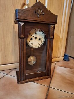 Staré nástenné hodiny