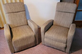 Predám 2 vyklápacie relaxačné čalúnené kreslá.
