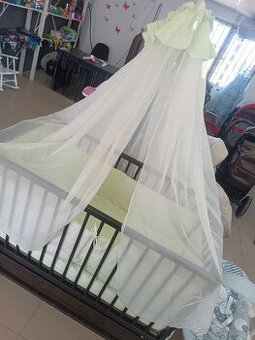 Detská postieľka s kyvadlovým mechanizmom