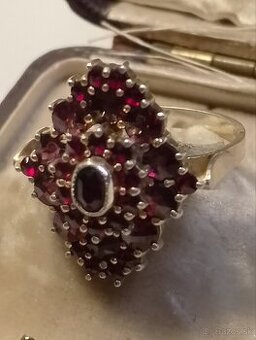 Strieborný prsteň s Českym granátom ;pozlatene