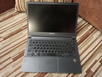 predám nefunkčný notebook Samsung NP300X3E
