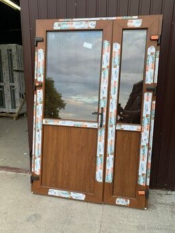 Dvojkridlové plastové vchodové dvere