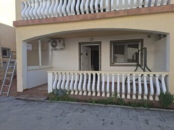 Chorvátsko, dvojspálňový apartmán 30 metrov od mora.