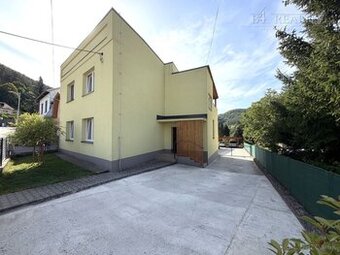 Dvojgeneračný rodinný dom, 6 izieb + prístavba (podnikateľsk