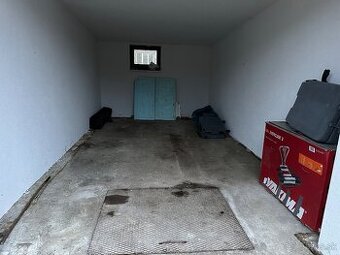 Priestranná garáž s pivnicou na predaj v Demänovej