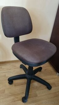 Kancelárska stolička na kolieskach otočná