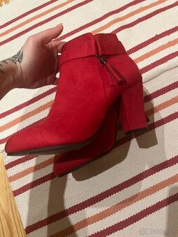 Nove kotničky značky BONPRIX