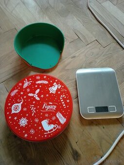 Plechova krabica, kuchynska vaha a misky na krajaciu dosku