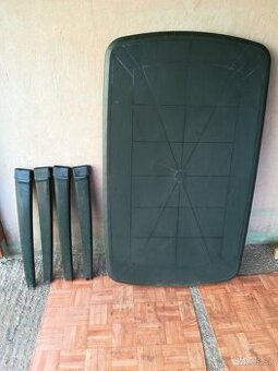 Predám plastový stôl