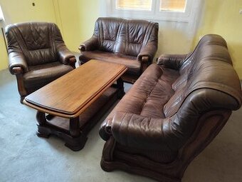 Kožené pohovky a konferenčný stolík