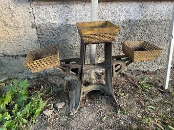 Kovový stojan na kvety