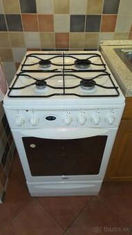 Plynový sporák Mora A2479 s elektrickou rúrou – veľmi zachov