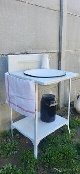 starožitný kovový umývací stolík so smaltovanou misou