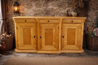 Masivná svetlá komoda so šuplíkmi