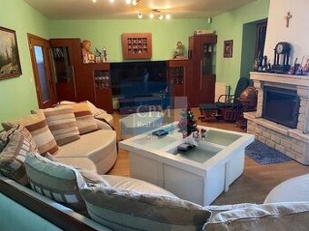 Priestranný 3-4 izbový apartmán s terasou, krbom a saunou v