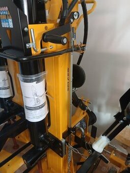 Predám štiepačku BELGER na drevo za traktor 30 T