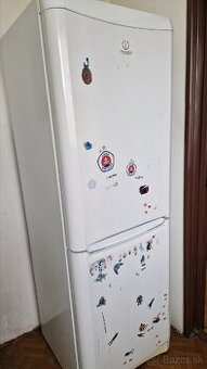 Chladnička s mrazničkou INDEZIT