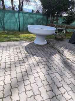 veľký betónový kvetináč