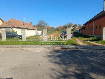 Pozemok Tvrdomestice,1741m2, Možnosť rozparcelovať - 2 cesty