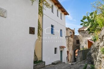 Zrekonštruovaná dvojpodlažná budova vhistorickom centre mest