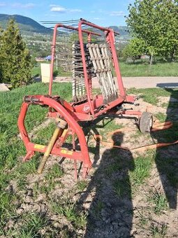 kuhn hrable na seno