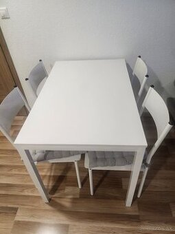 Kuchynský stôl so stoličkami