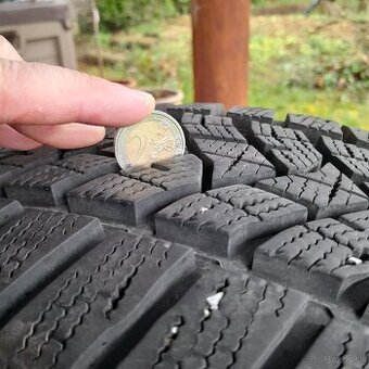 Predam zimne pneu zn. Dunlop 215/60/r16