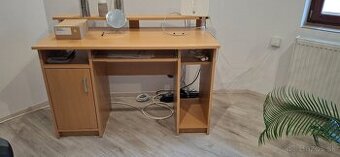 Komoda, nočný stolík, písací stolík, postel