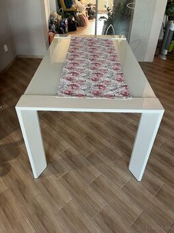 Sklenený rozkladací stôl