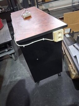 Predám pracovný stolík na kolieskach – 102 × 42,5 × 65 cm