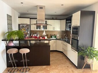 Predám kuchynskú linku s ostrovčekom - biela lesklá