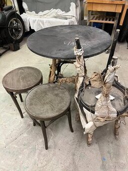 Stol a taburetky z ohybaneho dreva