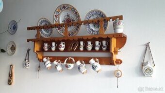 Veľa modranskej keramiky s policou