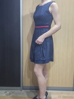 predám tmavomodré šaty s bielymi bodkami