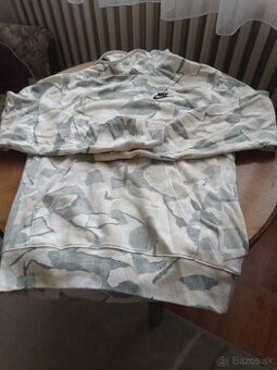 Predám mikinu NiKE a kraťasy