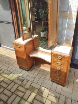 Toaletka ,staré zrkadlo, toaletny stolik