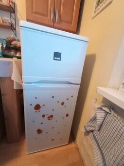 Predám chladničku značky Zanussi s horným mraziakom.