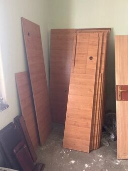 Drevené dosky, dvere, pult – všetko za odvoz