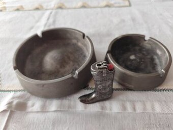 Predám dva krásne popolníky Marlboro a zapaľovač Malboro