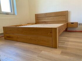 Dubová masívna posteľ s nočnými stolíkmi