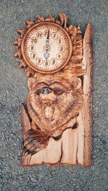 Nástenné hodiny drevorezba medveď