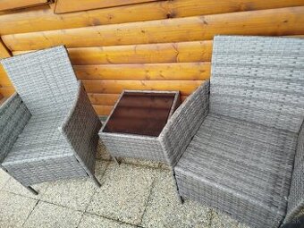 Kreslá a stolík na terasu