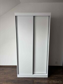 Moderná biela skriňa s posuvnými dverami (200x100x60 cm)