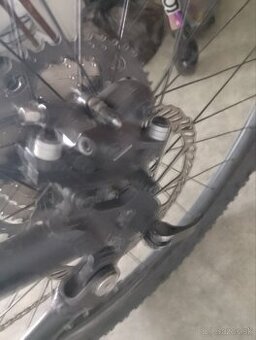 Celoodpružený bicykel.