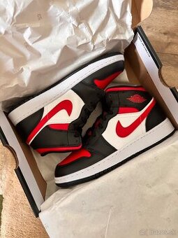 Air Jordan 1 Mid Black White Red 38